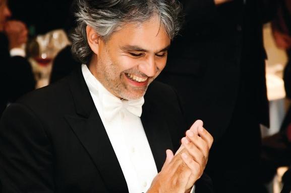 Bocelli apareció por sorpresa en una iglesia de Miami